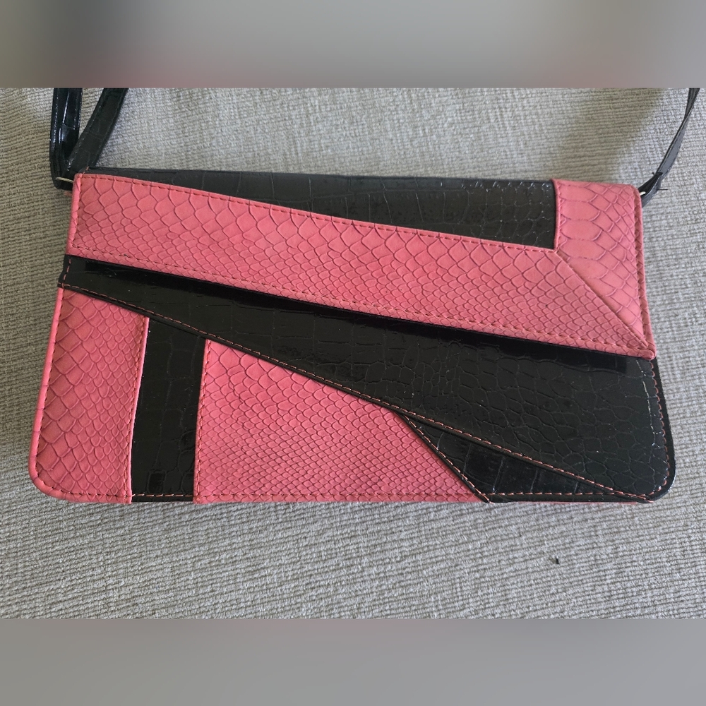 Serpentine Contrast Color Fuscia Black